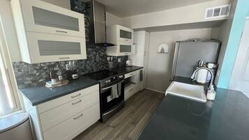 Micro-ondes, four, plaque de cuisson, lave-vaisselle