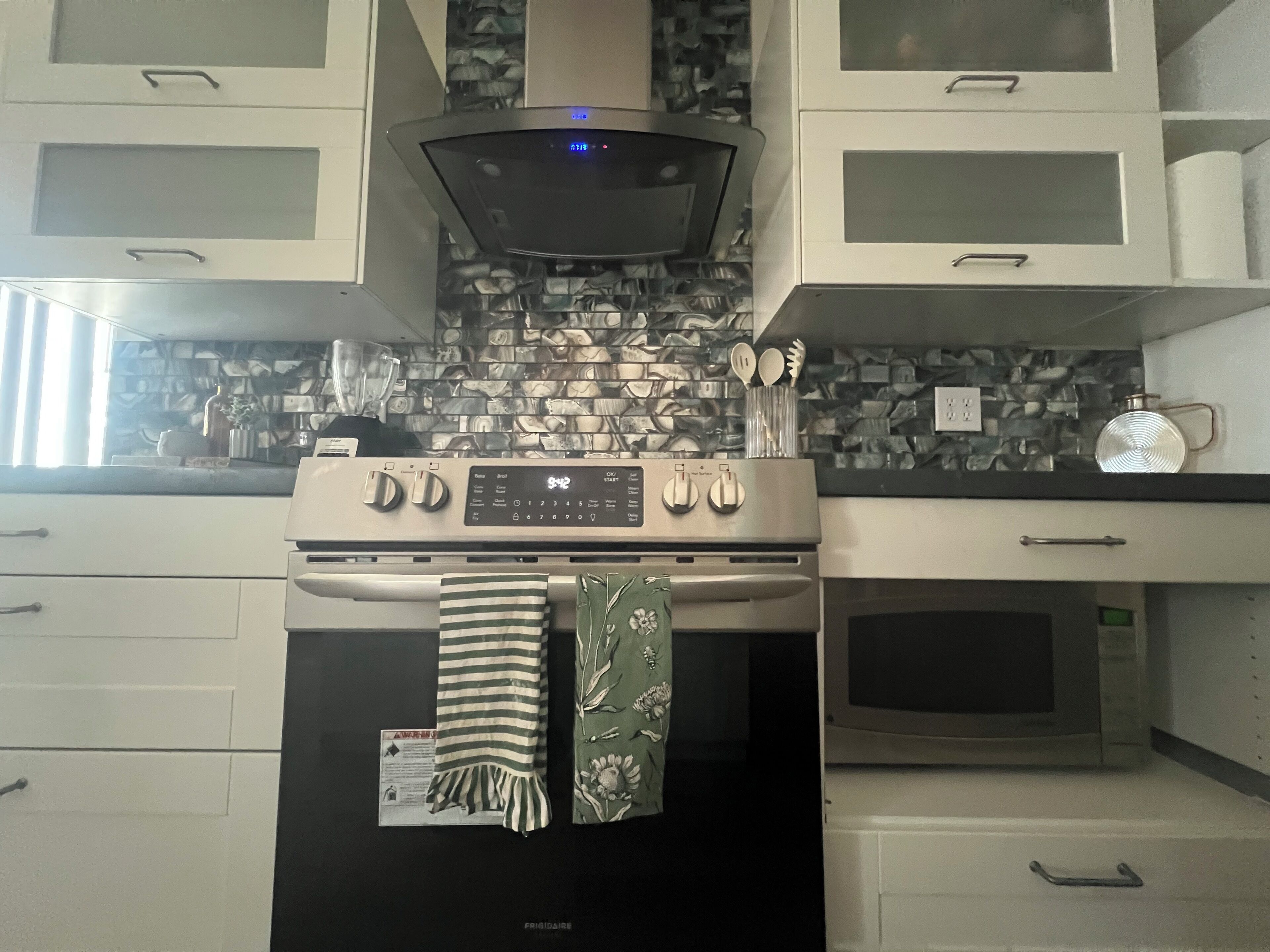 Mikrobølgeovn, ovn, kokeplater og oppvaskmaskin