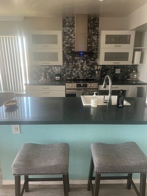 Micro-ondas, fogão, cooktop, lava-louças