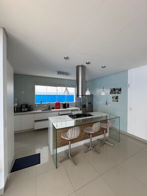 Microondas, horno, placa de cocina