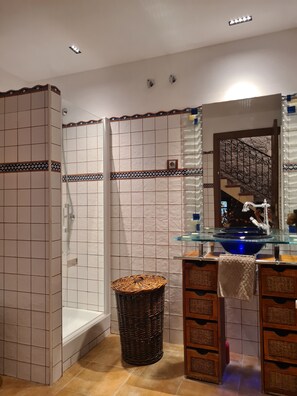 Shower, hair dryer, towels