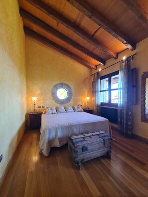 6 bedrooms, iron/ironing board, free WiFi, bed sheets