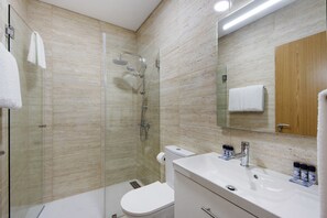 Shower, towels - Property In A Holiday Village 'Quinta Da Pedra Caldeira A' with Mountain View and Air Conditioning (Armamar)
