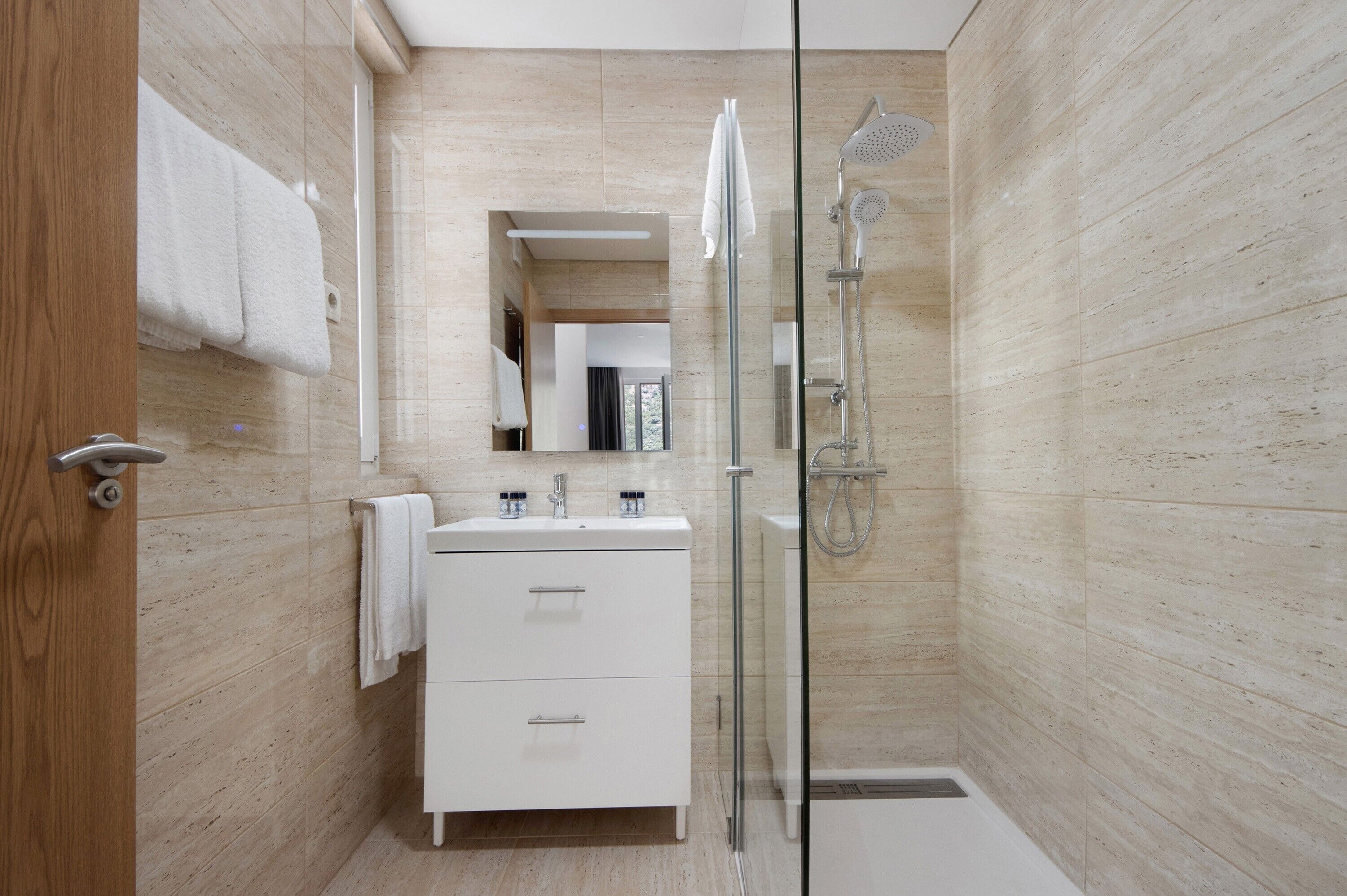 Douche, serviettes fournies