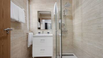 Douche, serviettes fournies