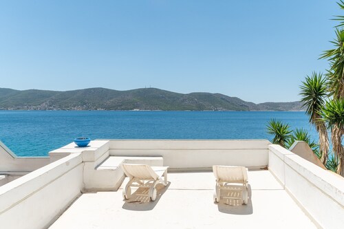 Apartment 'Afroditi' with Sea View, Wi-Fi and Air Conditioning