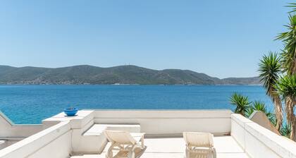 Apartment 'Afroditi' with Sea View, Wi-Fi and Air Conditioning