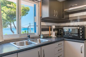 Fridge, oven, stovetop, coffee/tea maker