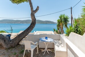 Outdoor dining - Apartment 'Posidonas' with Sea View, Wi-Fi and Air Conditioning (Salamina)