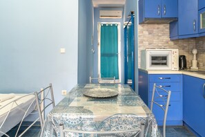 Fridge, oven, stovetop, coffee/tea maker