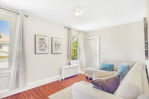 Smart TV, fireplace, books - Your home away from home in Thorold, ON - Niagara Falls (Thorold)