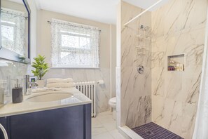Shower, hair dryer, towels, soap - Your home away from home in Thorold, ON - Niagara Falls (Thorold)