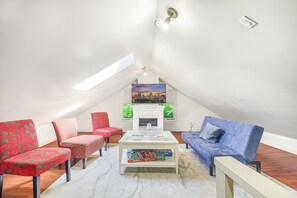 Smart TV, fireplace, books - Your home away from home in Thorold, ON - Niagara Falls (Thorold)