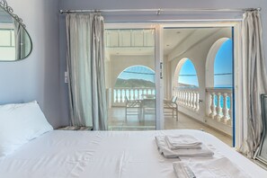 1 bedroom, free WiFi, bed sheets - Apartment 'Dias' with Sea View, Wi-Fi and Air Conditioning (Salamina)