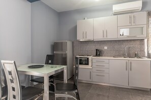 Fridge, oven, stovetop, coffee/tea maker