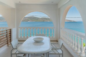 Outdoor dining - Apartment 'Dias' with Sea View, Wi-Fi and Air Conditioning (Salamina)