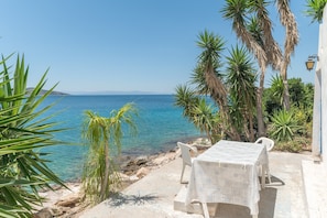 Outdoor dining - Apartment 'Dionysos' with Sea View, Wi-Fi and Air Conditioning (Salamina)