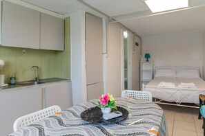 1 bedroom, free WiFi, bed sheets - Apartment 'Dionysos' with Sea View, Wi-Fi and Air Conditioning (Salamina)