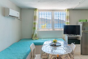 Dining - Apartment 'Dionysos' with Sea View, Wi-Fi and Air Conditioning (Salamina)