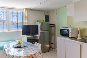 Réfrigérateur, four, plaque de cuisson, cafetière/bouilloire