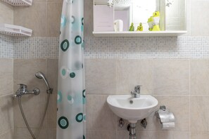 Shower, towels - Apartment 'Dionysos' with Sea View, Wi-Fi and Air Conditioning (Salamina)