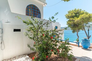 Property grounds - Apartment 'Estia' with Shared Terrace, Wi-Fi and Air Conditioning (Salamina)