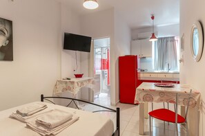 1 bedroom, free WiFi, bed sheets - Apartment 'Estia' with Shared Terrace, Wi-Fi and Air Conditioning (Salamina)