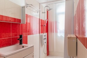 Douche, serviettes fournies