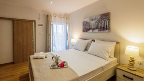 Ein Hotelzimmer mit Bett, Nachttisch und einem Bild an der Wand.