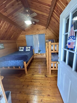 Eenvoudig huisje, Meerdere bedden, airconditioning | Luxe beddengoed, donsdekens, individueel gedecoreerd