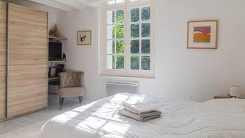 2 bedrooms, iron/ironing board