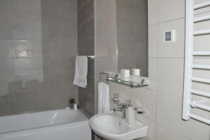 Sèche-cheveux, serviettes fournies, savon, papier toilette