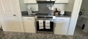 Modern W/D 3BR Near Everything
