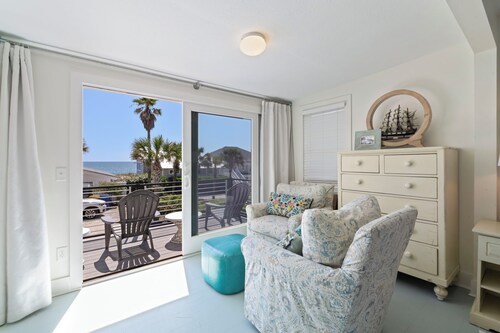 Beach side - Walk to restaurants - Close to downtown