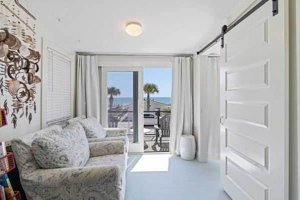 Smart TV - 4 bedroom 4 bath beach house with beautiful views and a nice outdoor kitchen!! (Fernandina Beach)