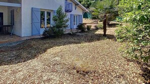 A two-story building with a balcony, surrounded by dry grass and a few trees. - Holiday home for 6 people with pool in Lacanau Océan (LACANAU OCEAN)