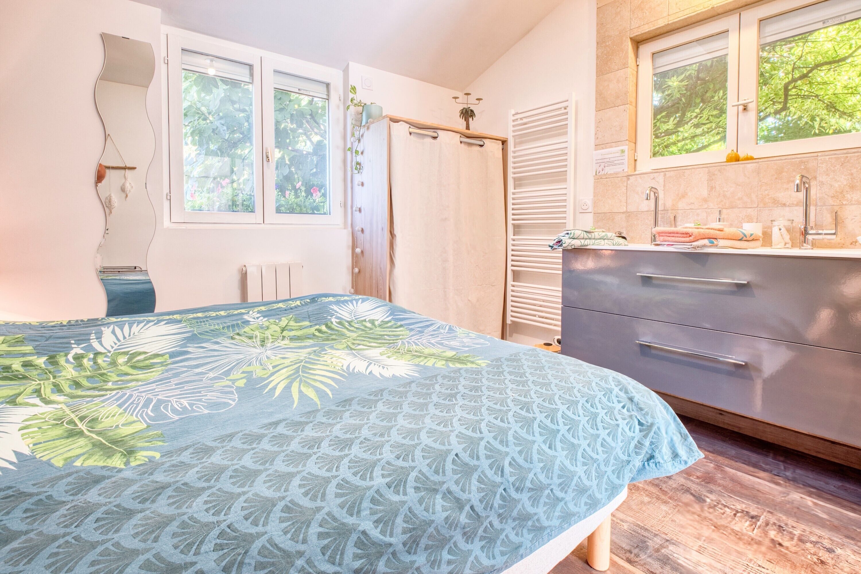 1 habitación, tabla de planchar con plancha, wifi gratis y ropa de cama 