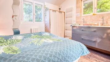 1 habitación, tabla de planchar con plancha, wifi gratis y ropa de cama