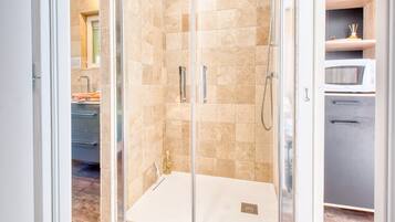 Ducha, secador de pelo, toallas