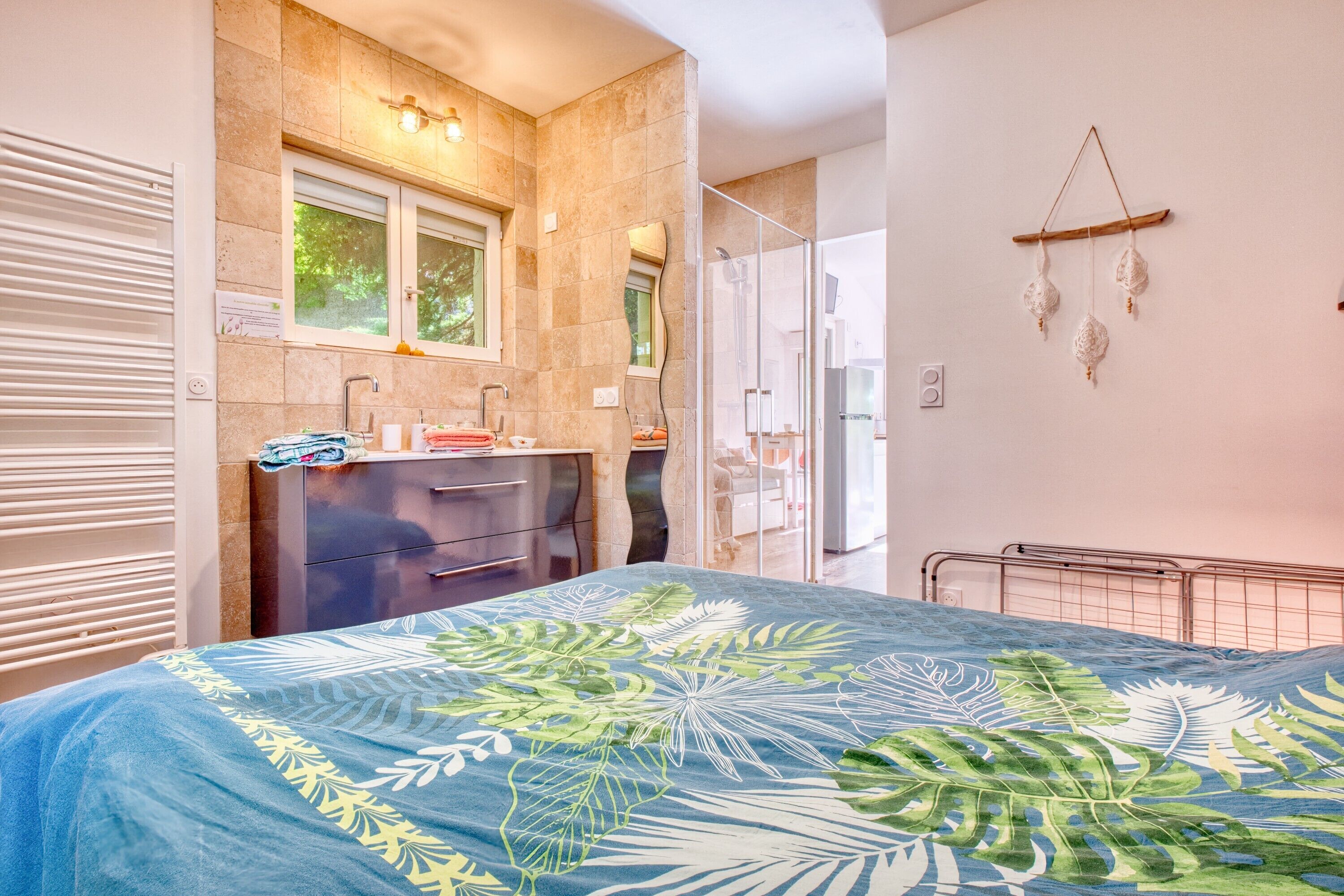 1 habitación, tabla de planchar con plancha, wifi gratis y ropa de cama 