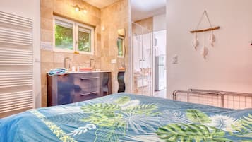 1 habitación, tabla de planchar con plancha, wifi gratis y ropa de cama