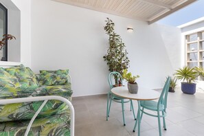 Outdoor dining - Vacation Home 'Ternemoyschool' with Mountain View, Private Terrace and Wi-Fi (Pájara)