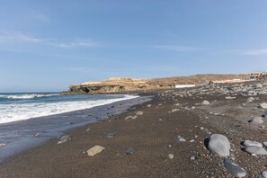 Beach nearby - Vacation Home 'Ternemoyschool' with Mountain View, Private Terrace and Wi-Fi (Pájara)
