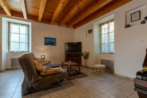 TV, fireplace - Country House 'Le Bacci' with Mountain View, Private Garden and Wi-Fi (Vals-les-Bains)