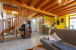 TV, fireplace - Country House 'Le Bacci' with Mountain View, Private Garden and Wi-Fi (Vals-les-Bains)