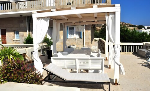 Apartment 'Seaview House Ground Floor' with Sea View, Wi-Fi and Air Conditioning