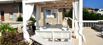 Apartment 'Seaview House Ground Floor' with Sea View, Wi-Fi and Air Conditioning