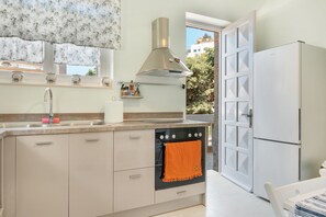 Fridge, oven, stovetop, dishwasher