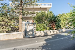 A building with a stone facade, a staircase, and a clear sky. - Afroessa Stone Apartment with Sea View, Wi-Fi, and Air Conditioning (Kimolos)