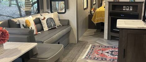 Een smart-tv en een open haard